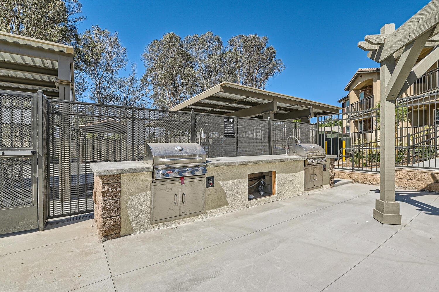 Barbeque grilling station with outdoor dining area
